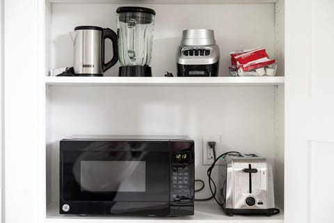 Full-size fridge, microwave, oven, stovetop