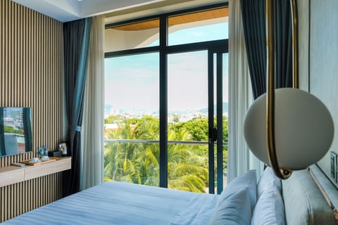 Executive Double Room, Balcony | In-room safe, desk, soundproofing, WiFi (free)