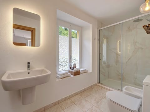 Comfort Double Room, Lake View | Bathroom | Shower, hair dryer, slippers, towels