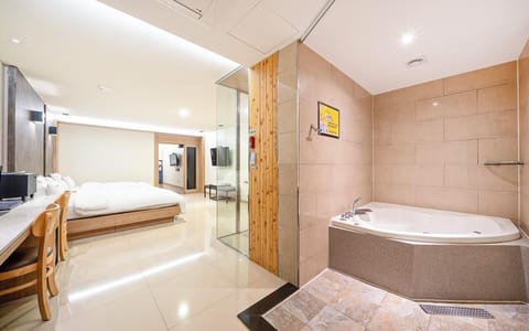 Superior Twin Room, City View | Bathroom | Free toiletries, hair dryer, slippers, towels