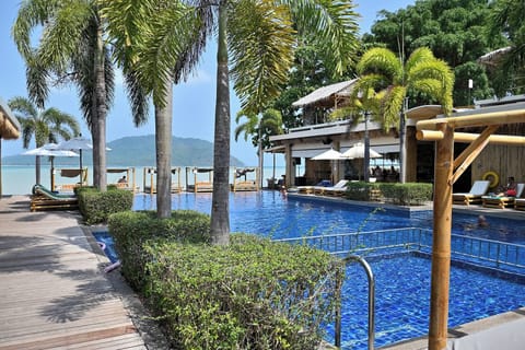 2 outdoor pools, free cabanas, pool umbrellas