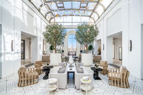 4 restaurants; breakfast, lunch, and dinner served