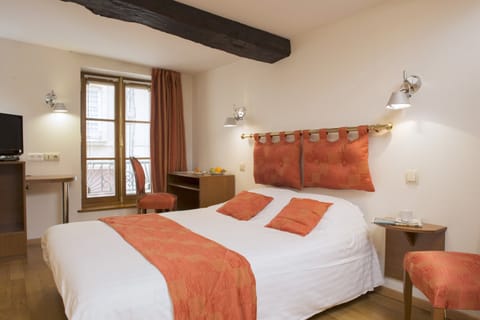 Desk, soundproofing, free WiFi, bed sheets