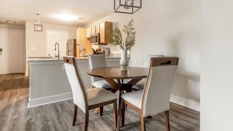 Apartment, 2 Bedrooms (QueenBed) | Dining room