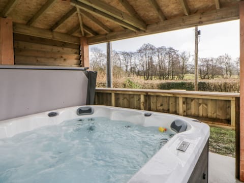 Cottage | Outdoor spa tub