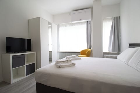 Studio (0 Bedroom) | Living area | 32-inch Smart TV with cable channels