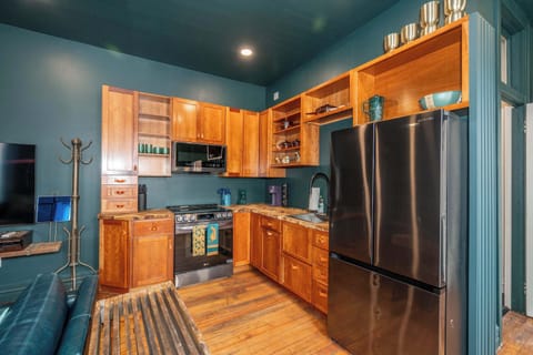 Apartment, 1 King Bed, Kitchen (Timeless on Main 2) | Private kitchen | Fridge, microwave, oven, stovetop