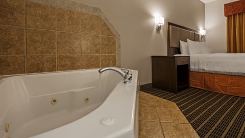 Standard Room, 1 King Bed, Non Smoking, Jetted Tub | Living area | 50-inch LED TV with cable channels, TV