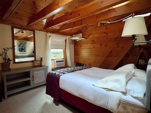 Deluxe Room, Multiple Beds | Hypo-allergenic bedding, down comforters, individually decorated