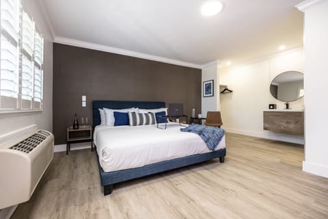 Room, 1 King Bed, Non Smoking, Refrigerator | Premium bedding, pillowtop beds, individually furnished, desk