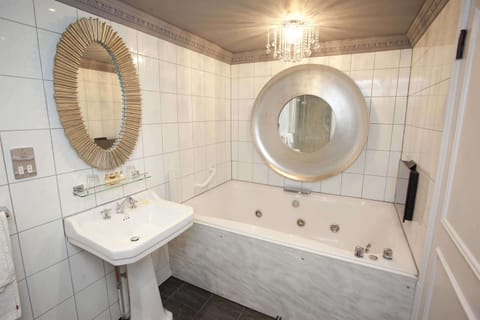 Suite, 1 King Bed, Non Smoking, Kitchenette | Bathroom | Combined shower/tub, free toiletries, hair dryer, towels