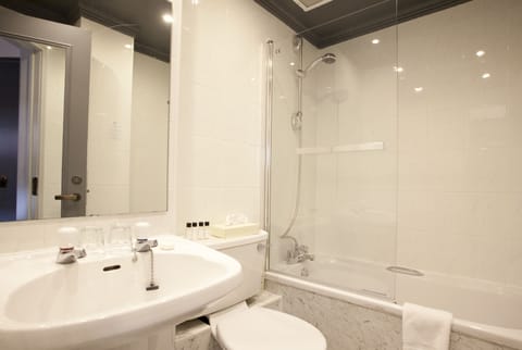 Classic Double Room | Bathroom | Combined shower/tub, free toiletries, hair dryer, towels