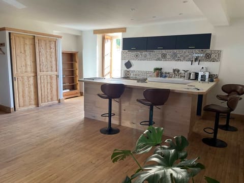 Comfort Studio Suite, 1 King Bed with Sofa bed, Kitchen, Courtyard View | Private kitchen