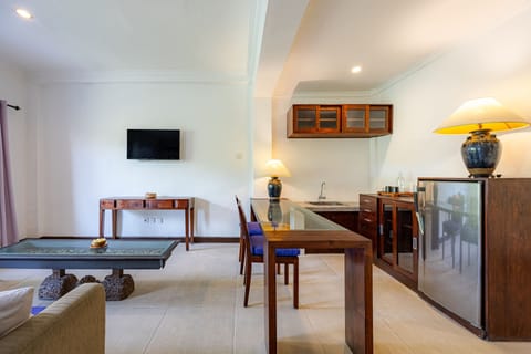 Suite | Living area | 32-inch TV with digital channels