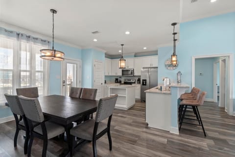 House, 4 Bedrooms | Dining