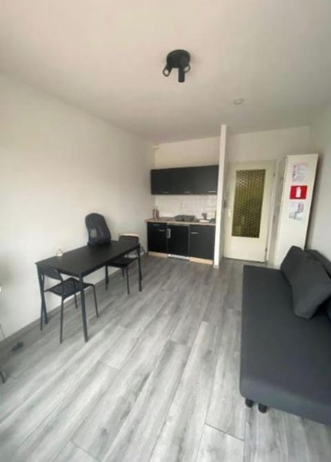 Room, 1 Bedroom, City View | Living area