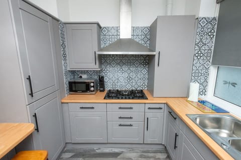 House, 3 Bedrooms | Private kitchen