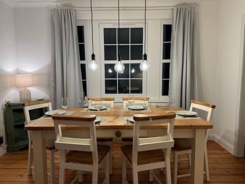 Apartment, 3 Bedrooms | Dining room