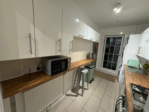 Apartment, 3 Bedrooms | Private kitchen