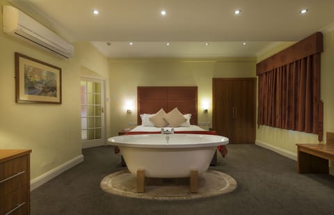 Deluxe Double Room | Iron/ironing board, free WiFi, bed sheets