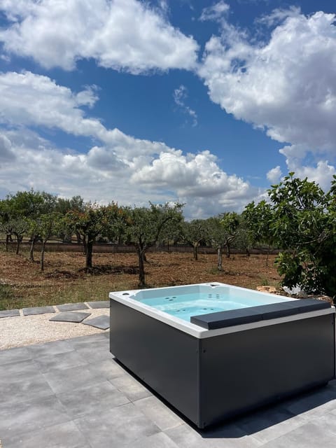 Luxury Villa, Garden View | Private spa tub