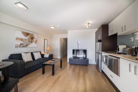 Apartment, 1 King Bed, Kitchen, Beach View | Living area