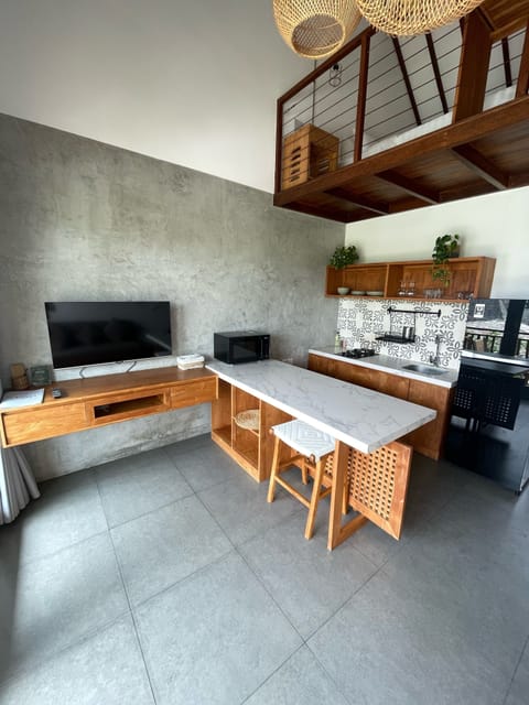 Deluxe Apartment, Garden View | Private kitchen | Fridge