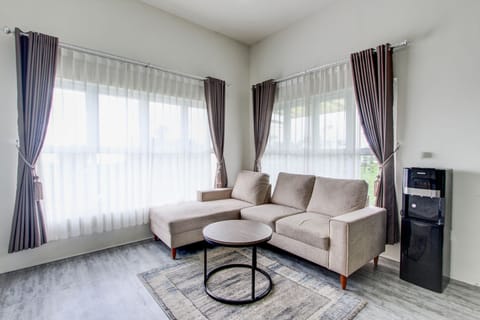Deluxe Double Room | Living room | 32-inch flat-screen TV with cable channels