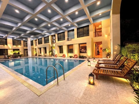 Swim-up bar