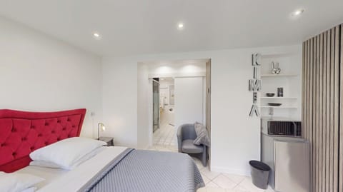 Room, Garden View | Living area