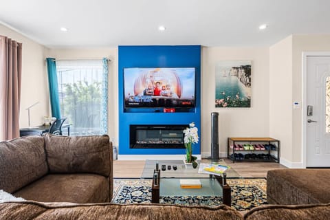 House | 4 bedrooms, desk