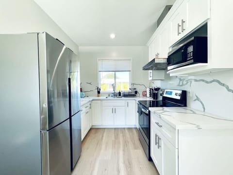 House | 3 bedrooms, desk