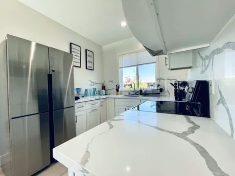 House | 3 bedrooms, desk