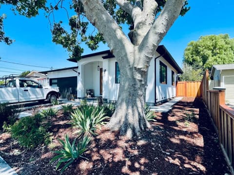 House | 3 bedrooms, desk