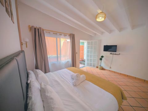 Deluxe Room, Garden View | Down comforters, Select Comfort beds, laptop workspace, blackout drapes