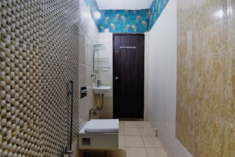 Shower, rainfall showerhead, free toiletries, towels