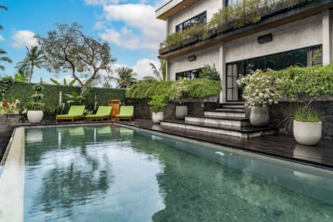Outdoor pool, sun loungers