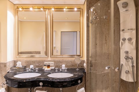 Deluxe Double Room, Balcony, Garden View | Bathroom | Shower, hair dryer, bathrobes, slippers