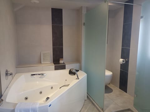Suite (2) | Indoor spa tub