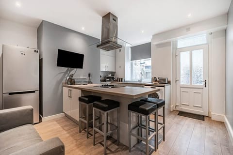 House, Smoking | 3 bedrooms, Internet