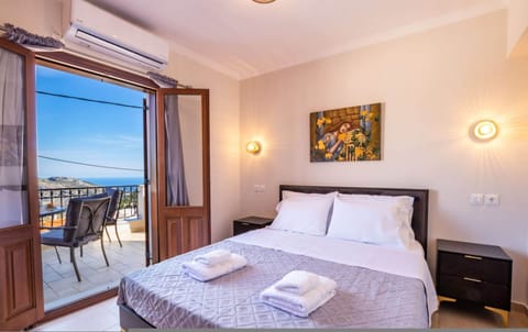 House | 3 bedrooms, desk