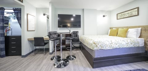 House | 1 bedroom, desk