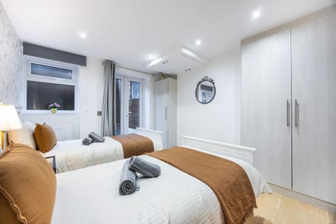 House | 3 bedrooms, desk