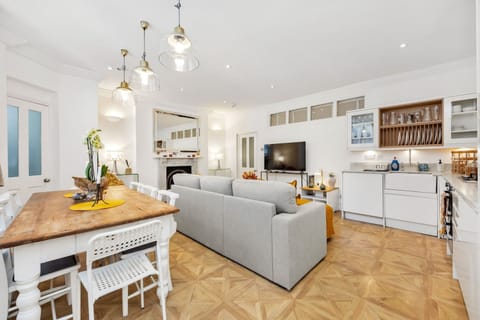 House | 3 bedrooms, desk