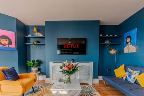 House | 2 bedrooms, desk