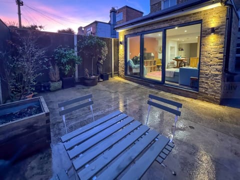 House | 3 bedrooms, desk