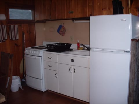 Cottage, 1 Bedroom (Cabin 9) | Private kitchen | Fridge, stovetop, cookware/dishes/utensils