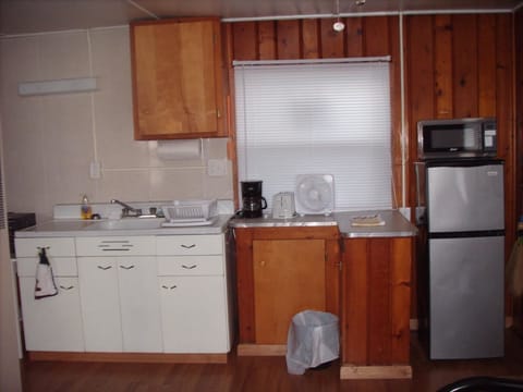 Cottage, 1 Bedroom (Cabin 4) | Private kitchenette | Fridge, stovetop, cookware/dishes/utensils