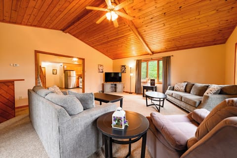 Deluxe House, 4 Bedrooms | Living area