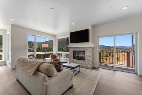 Condo (4 Bedrooms) | Front of property
